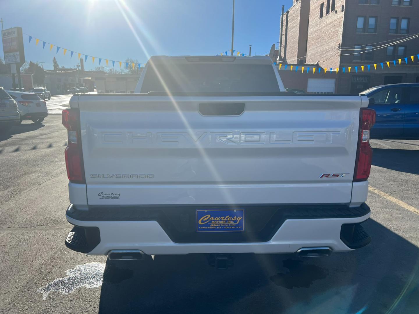 2022 WHITE /Grey Chevrolet Silverado 1500 RST (3GCUYEEL3NG) with an 6.2L DI V8 engine, 10 speed Automatic transmission, located at 116 5th Avenue South, Lewistown, MT, 59457, 47.063877, -109.427879 - Unleash the Power with the 2022 Silverado 1500 RST 4WD - Equipped with a Dominant 6.2L Gas Engine! Get ready for an adrenaline-pumping adventure with the mighty 2022 Silverado 1500 RST 4WD. This powerhouse is designed to elevate your driving experience to new heights. Key Features: 6.2L Gas - Photo#3